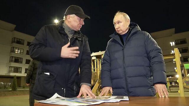 Tras ir a Crimea, Putin visita Mariupol en su primer viaje al Donbás