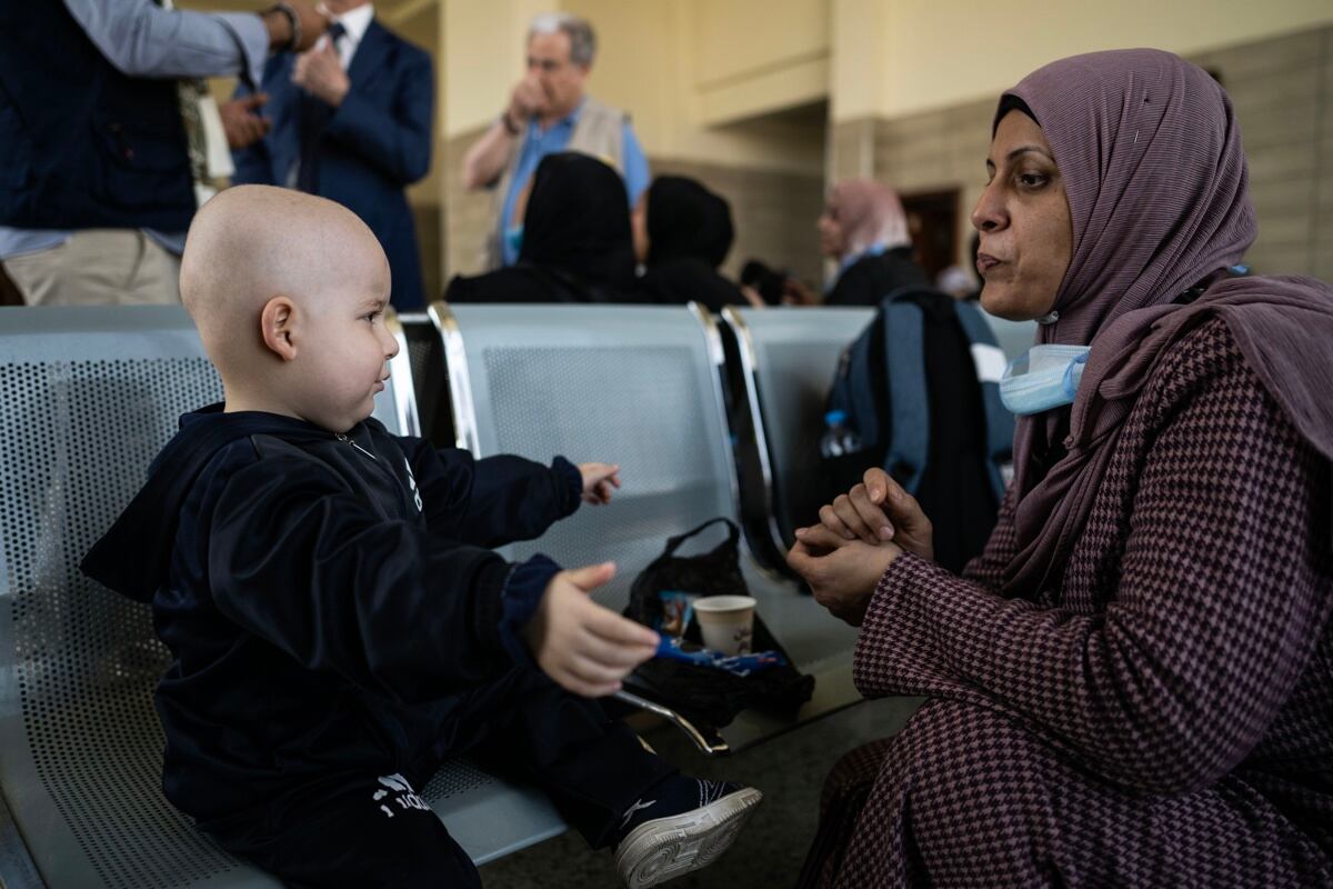 Niños palestinos enfermos son trasladados desde El Cairo a España en la Base Aérea de El Cairo Este en El Cairo, Egipto, el 2 de abril de 2025. (Foto de EFE/EPA/MOHAMED HOSSAM)