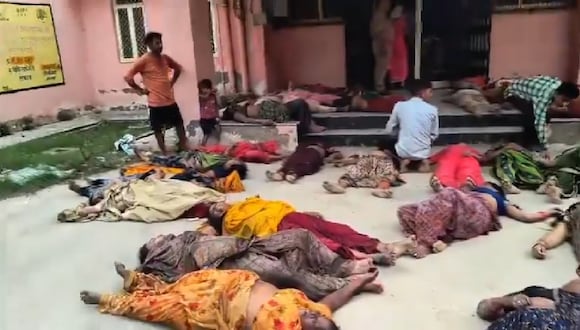 Personas yacen a las afueras del Hospital de Etah, quienes murieron tras una estampida en Uttar Pradesh por una estampida durante un festival religioso, el 2 de julio de 2024. (Captura de X @Shubham_fd)