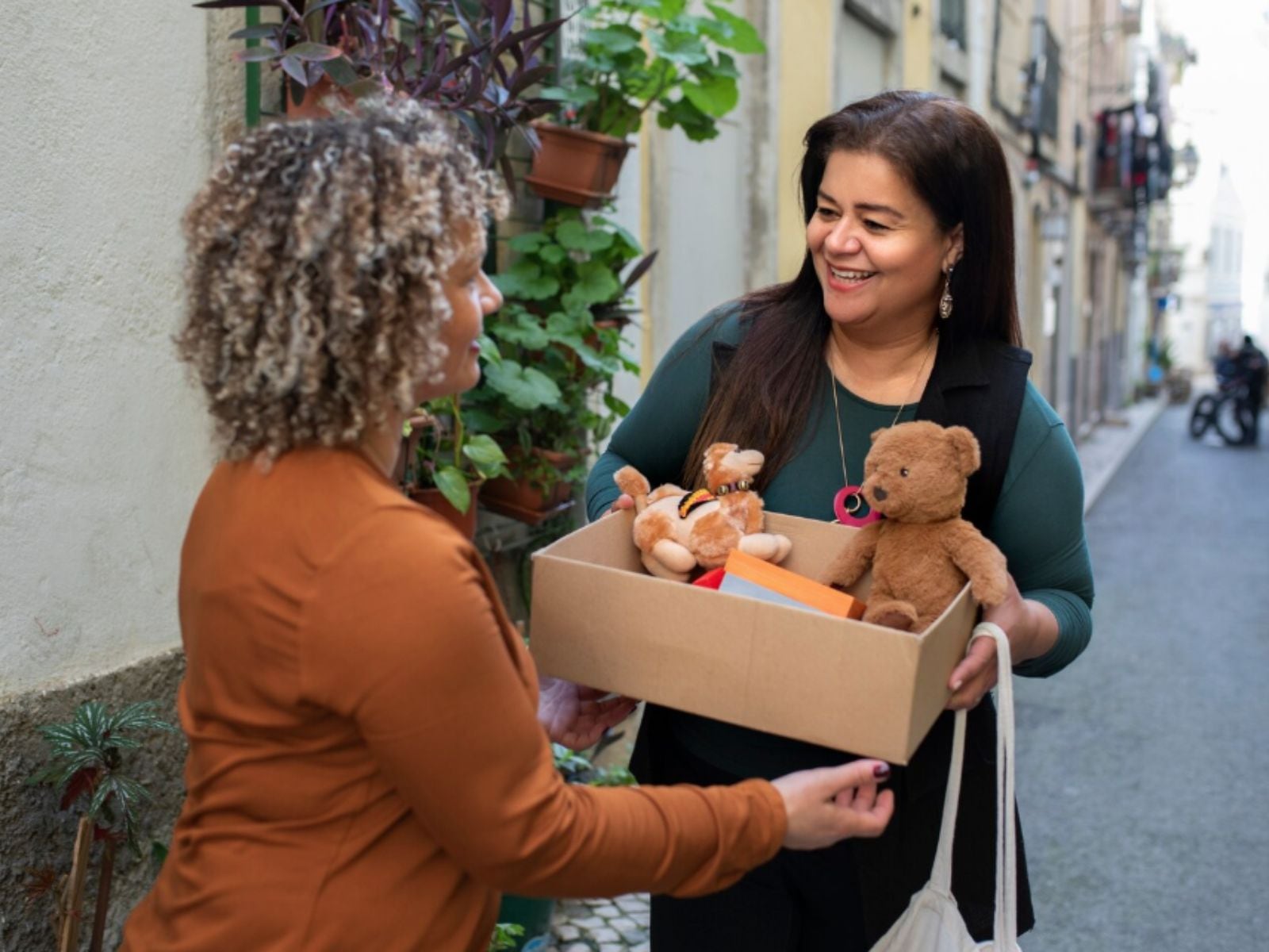 Muchas personas tienen la intención de ayudar a los demás cuando pueden. (Crédito: Freepik)