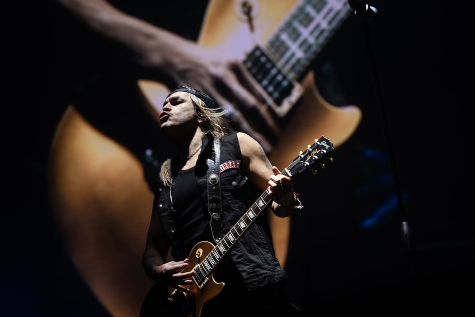 Llega "Colombiana" y pasa lo inevitable: la ropa sobra y la euforia manda.