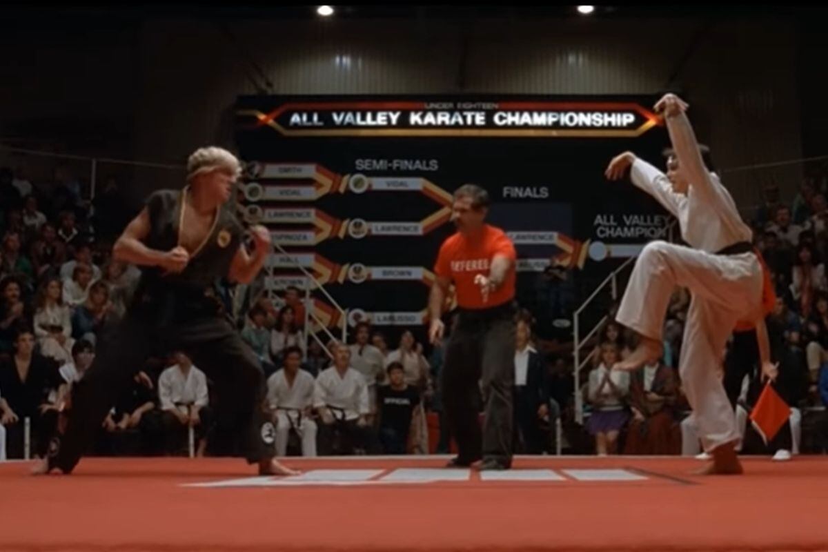 La rivalidad de Daniel LaRusso y Ralph Macchio) y Johnny Lawrence (William Zabka) volvió a la pantalla con “Cobra Kai”, la serie derivada de la historia original “The Karate Kid” (Foto: captura de YouTube)