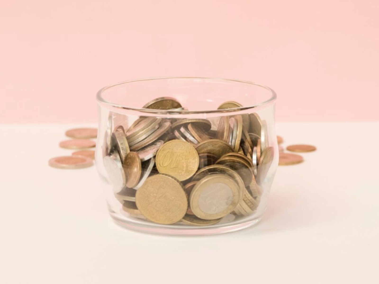 Un frasco de monedas será suficiente para que atraigas la energía del dinero llegue a tu vida. (Crédito: Freepik)