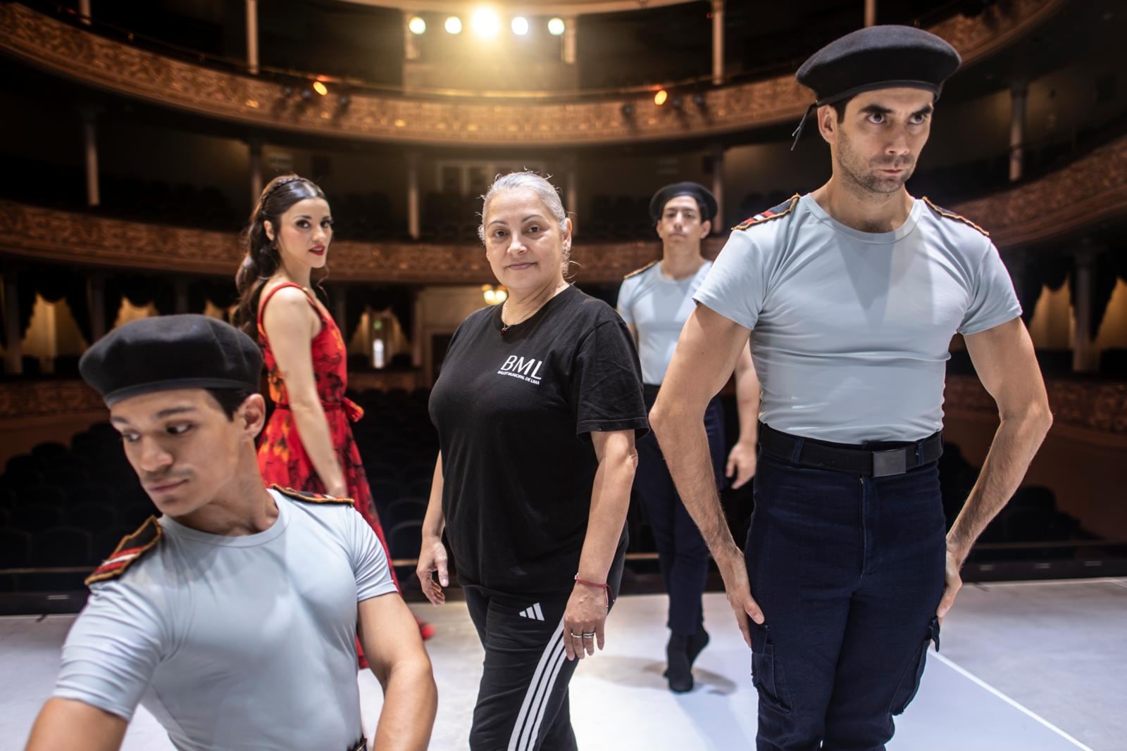 Detrás de cámaras del Ballet Municipal de Lima: la maquinaria silenciosa de técnicos, vestuaristas y maestros que hace posible la magia en el escenario