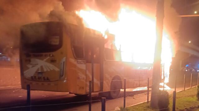 Bus “La 41″ se incendia en la Panamericana Norte: qué pasó, según reporte de la PNP