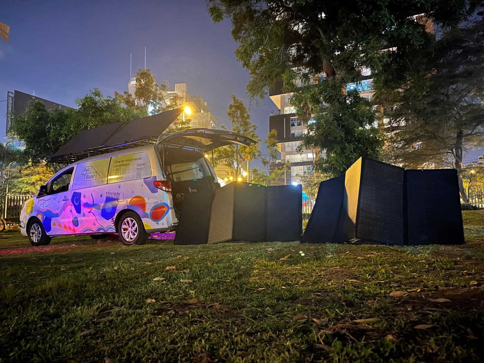 Estos son los paneles solares de Peli Solar con los que distribuyen la energía para el cine. (Foto: Peli Solar)
