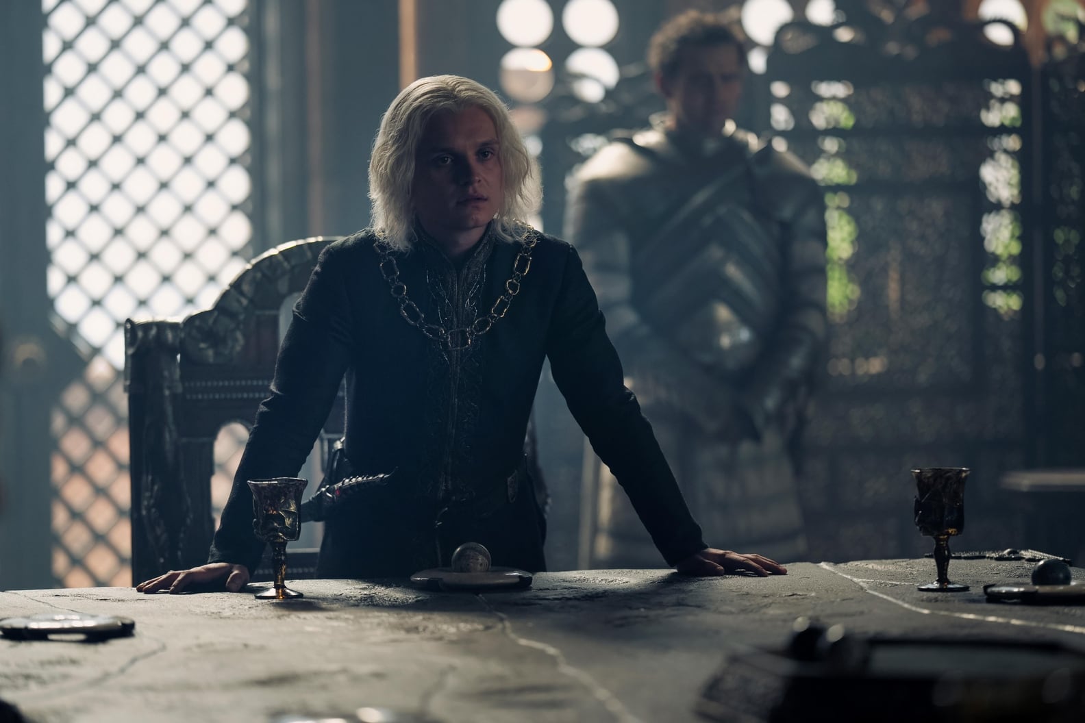 Aegon II (Tom Glynn-Carney) durante una de sus reuniones del concejo real en "House of the Dragon". El rey, falto de paciencia, tomó, por fin, una decisión.