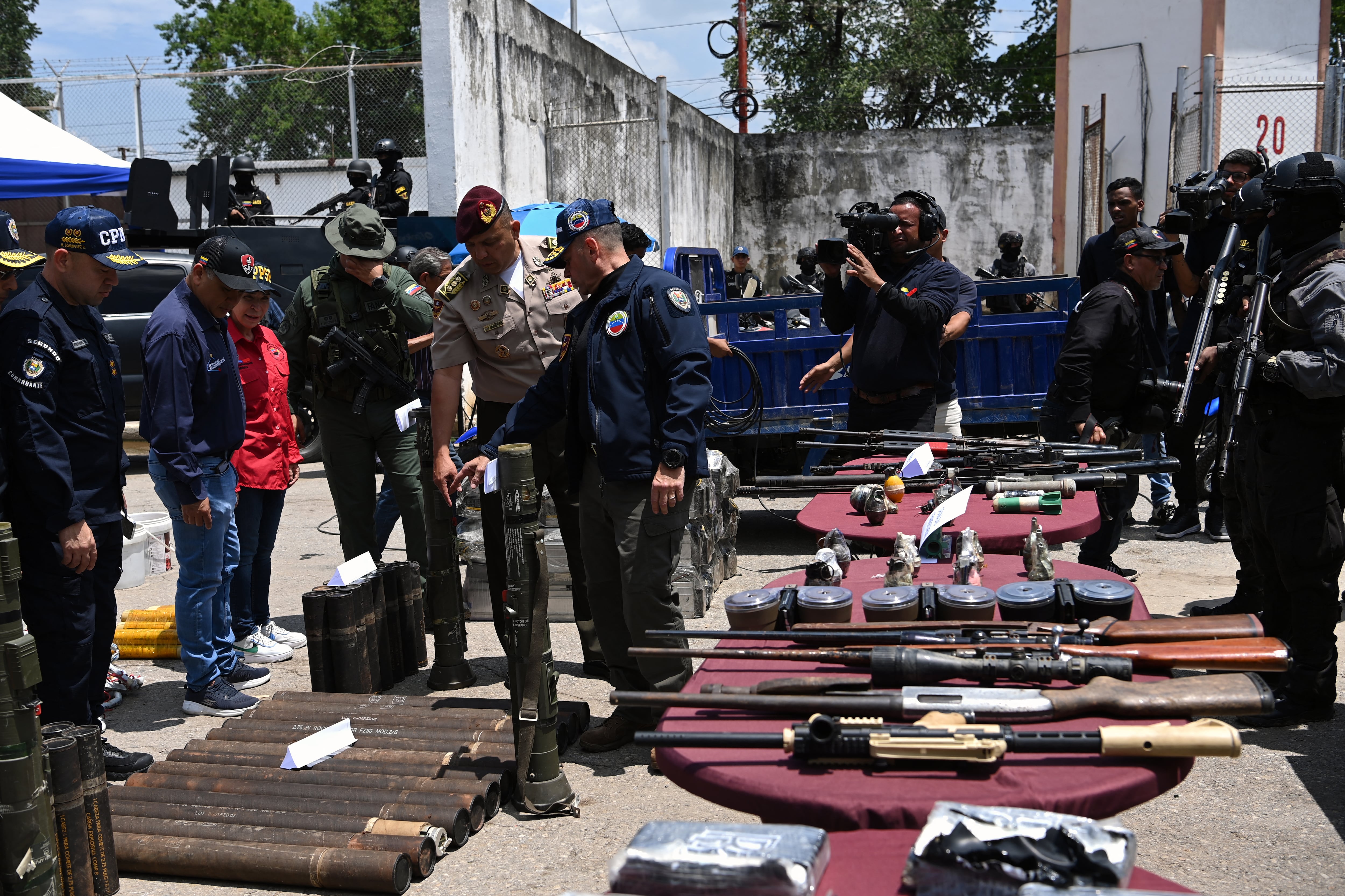 El general Remigio Ceballos inspecciona armas y municiones confiscadas durante la toma de la prisión en Tocorón. (Foto de YURI CORTEZ / AFP).