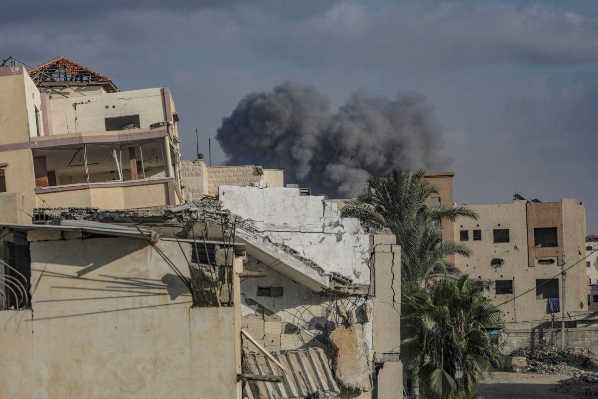 Humo se eleva tras un ataque aéreo israelí durante una operación militar en la ciudad de Gaza, Franja de Gaza, el 25 de septiembre de 2025. Foto: EFE/EPA/MOHAMMED SABER
