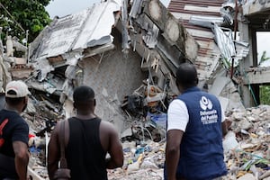 Personas observan un edificio destruido por el terremoto este miércoles, en Quibdó, Chocó (Colombia). (Foto: EFE/ Mauricio Dueñas Castañeda)