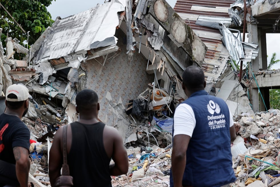 Personas observan un edificio destruido por el terremoto este miércoles, en Quibdó, Chocó (Colombia). (Foto: EFE/ Mauricio Dueñas Castañeda)