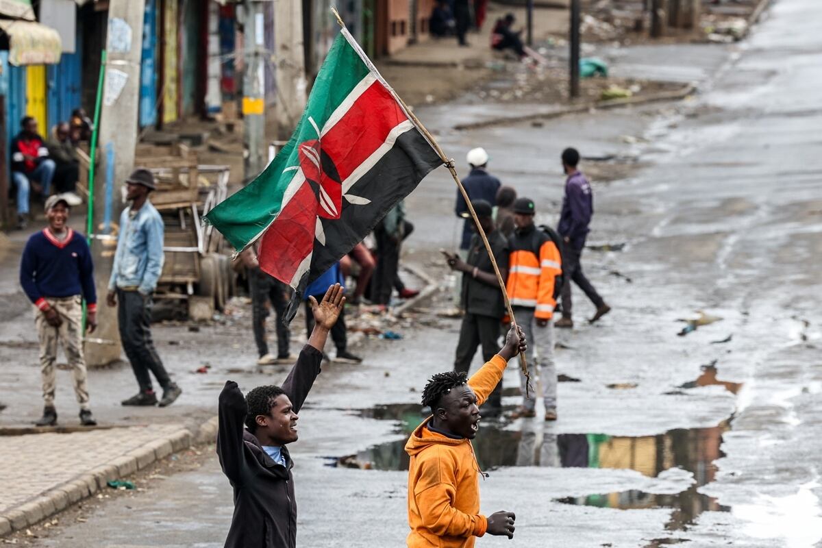 Un manifestante keniano ondea la bandera keniana durante las protestas antigubernamentales del Día de Saba Saba (o Siete-Siete en suajili) en Nairobi, Kenia, el 7 de julio de 2025. (Foto: EFE/EPA/DANIEL IRUNGU)