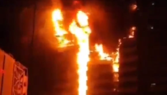 Vídeos publicados en redes sociales mostraron el hospital envuelto en llamas a lo largo de una de sus fachadas. Foto: RT / Twitter