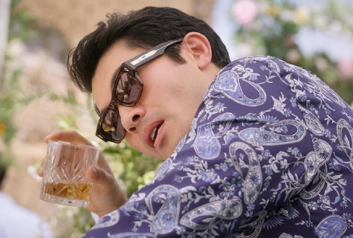 Henry Golding da vida a Sean Townsend, el exesposo de Emily, en la película "Otro pequeño favor" (Foto: Amazon Prime Video)