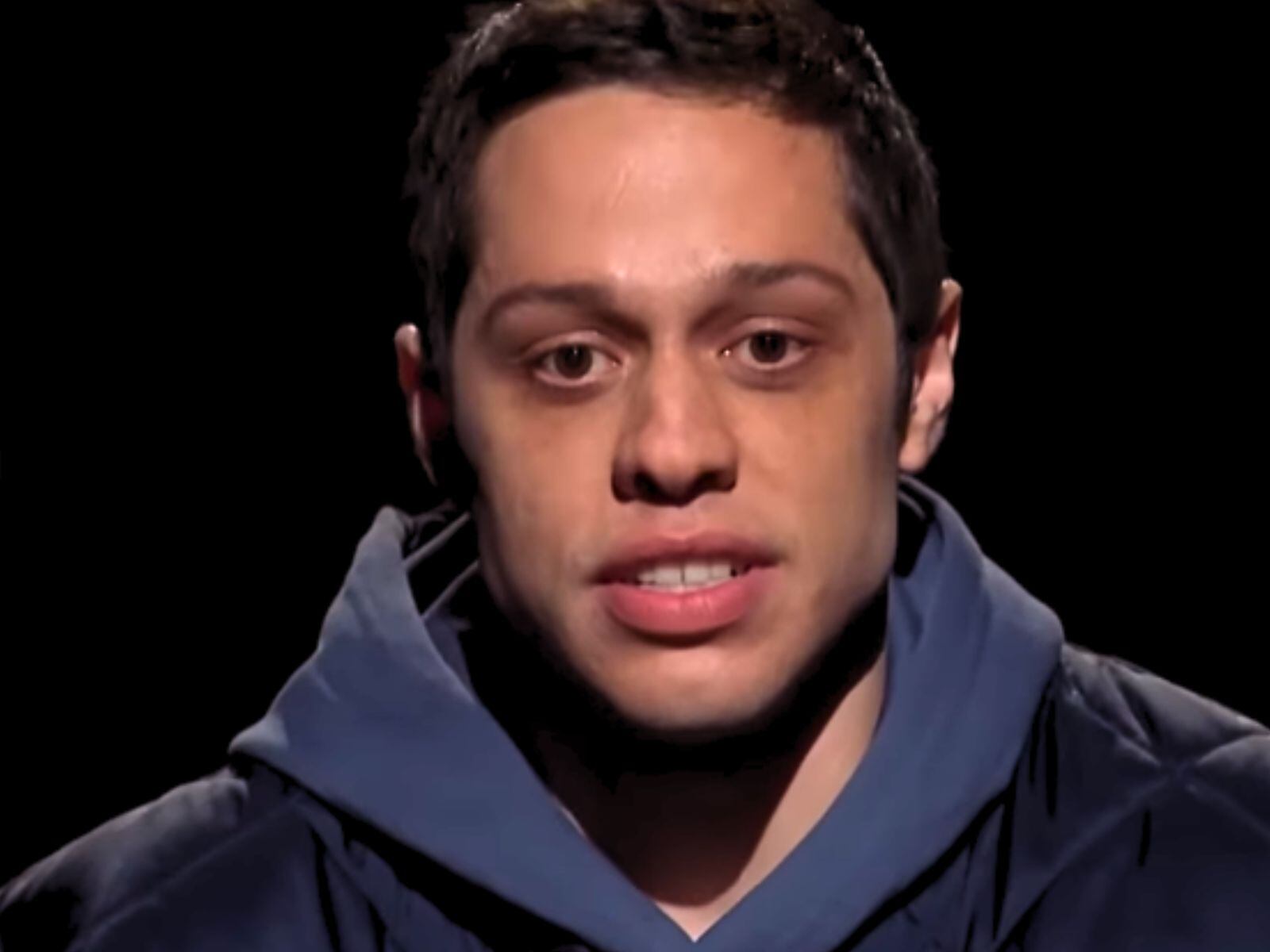 Durante su discurso, Pete Davidson recordó que su padre fue víctima de un atentado terrorista (Foto: NBC)