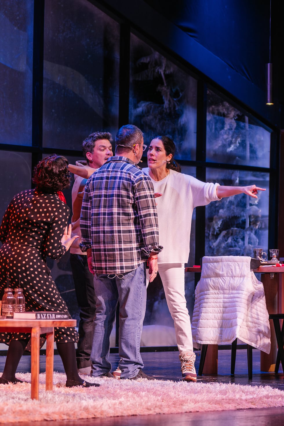 En la obra “Laponia”, un esperado encuentro entre hermanas desata una guerra de verdades, diferencias culturales y costumbres. El elenco de la puesta en escena está conformado por Gianella Neyra, Melania Urbina, Carlos Carlín y Óscar López Arias. Entradas en Joinnus y en IG: @losproductores_.