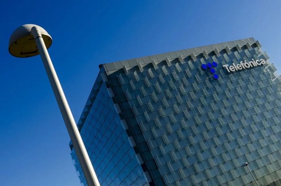 La adquisición de Telefónica del Perú por parte de Integratel cerró un proceso que se extendió por varios años y que implicó desafíos regulatorios, evaluación de activos y negociaciones complejas. | Foto: EFE.