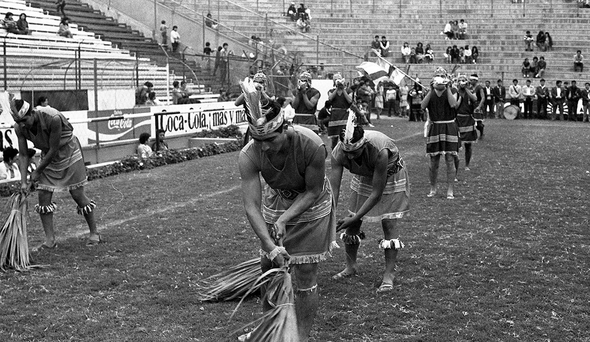 Los jóvenes bailarines y actores, muchos estudiantes, lograron darle vida al Inti Raymi ochentero en la capital. (Foto: Archivo Histórico de El Comercio / Darío Médico)