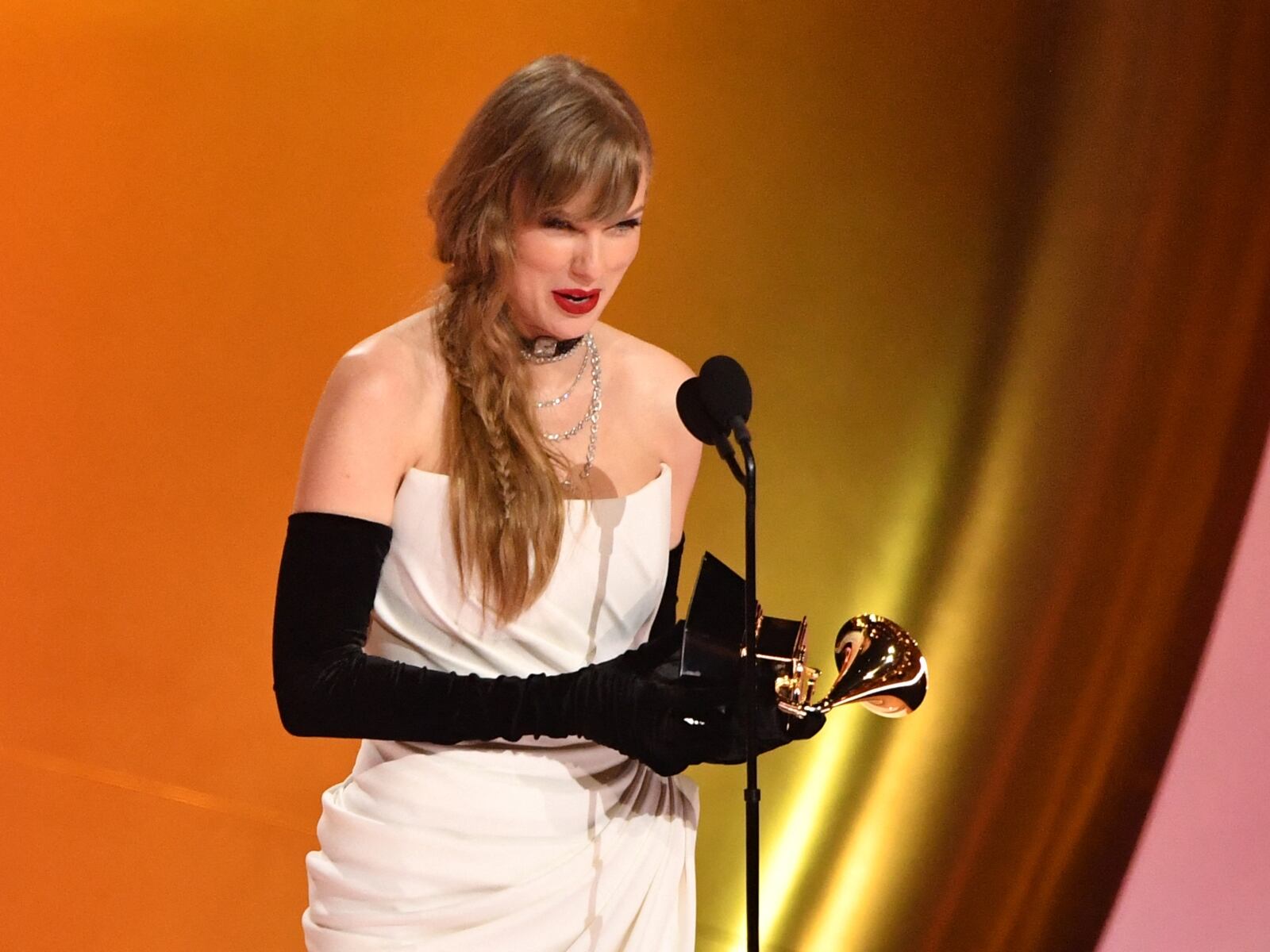 Taylor Swift después de recibir su cuarto gramófono de su carrera a manos de Céline Dion en los premios Grammy 2024 (Foto: AFP)