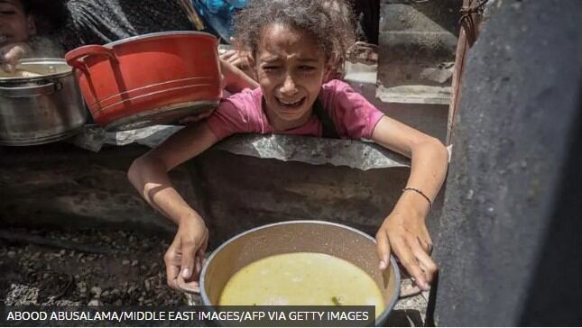 El bloqueo de ayuda humanitaria a Gaza ha provocado una hambruna, según las organizaciones internacionales. (ABOOD ABUSALAMA/Middle East Images/AFP via Getty Images).