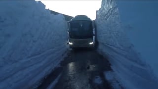 ¡Crack! Este bus pasa por dos paredes de nieve[VIDEO]