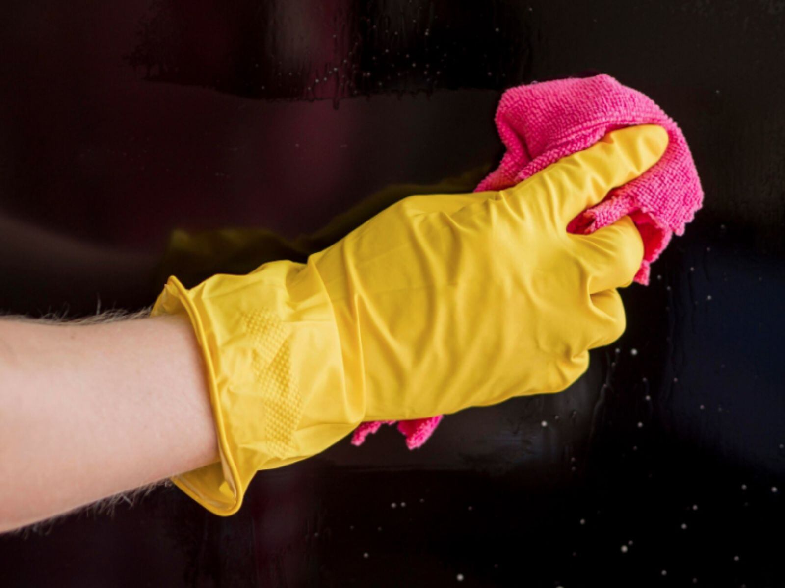 Muchas personas acostumbran a limpiar cada área de su hogar sin guantes. (Crédito: Freepik)