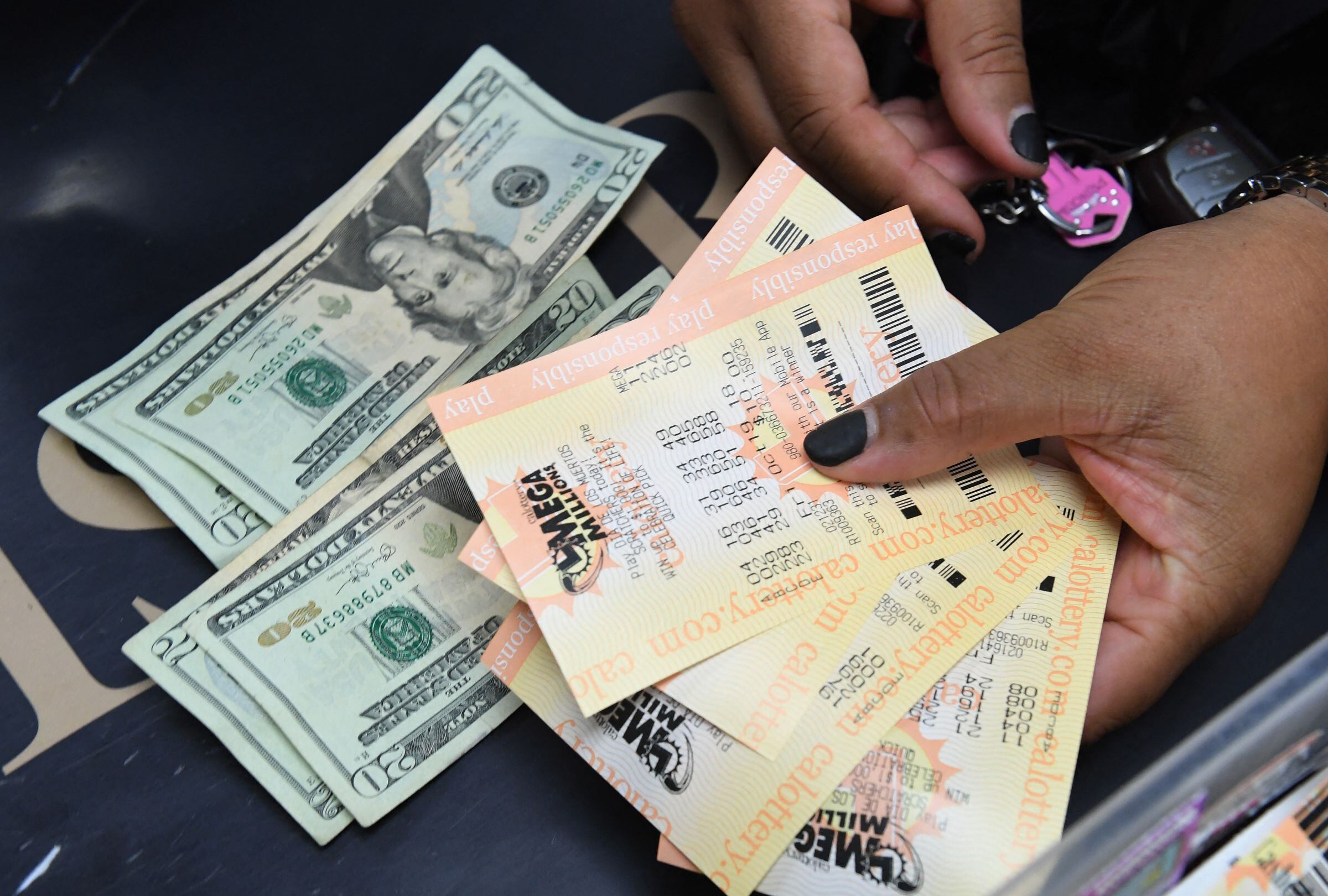 Conoce aquí el local en Ohio donde se compró el boleto de Mega Millions ganador de 112 millones de dólares. (Foto: Mark Ralston / AFP)