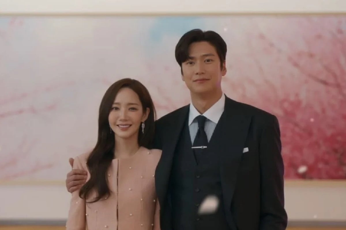 Ji-won y Ji-hyuk en una galería de arte en la última escena de la serie coreana "Cásate con mi esposo" (Foto: tvN/ Amazon Prime Video)