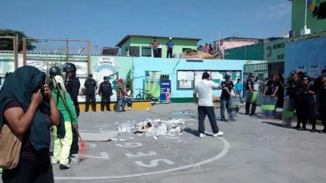 Trabajadores arrojan basura en frontis de municipalidad