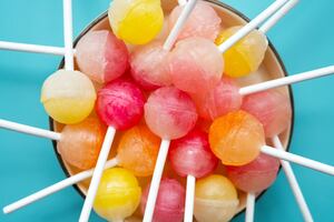 Un niño pidió por Amazon 70.000 paletas de caramelo que no se pueden devolver: así reaccionó su madre