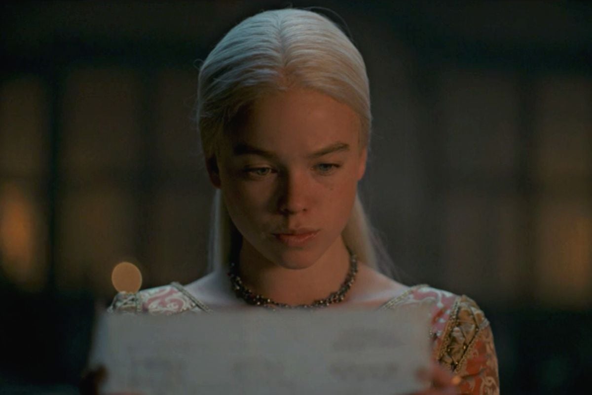 Rhaenyra Targaryen lee un mensaje de su tío Daemon (Foto: HBO)