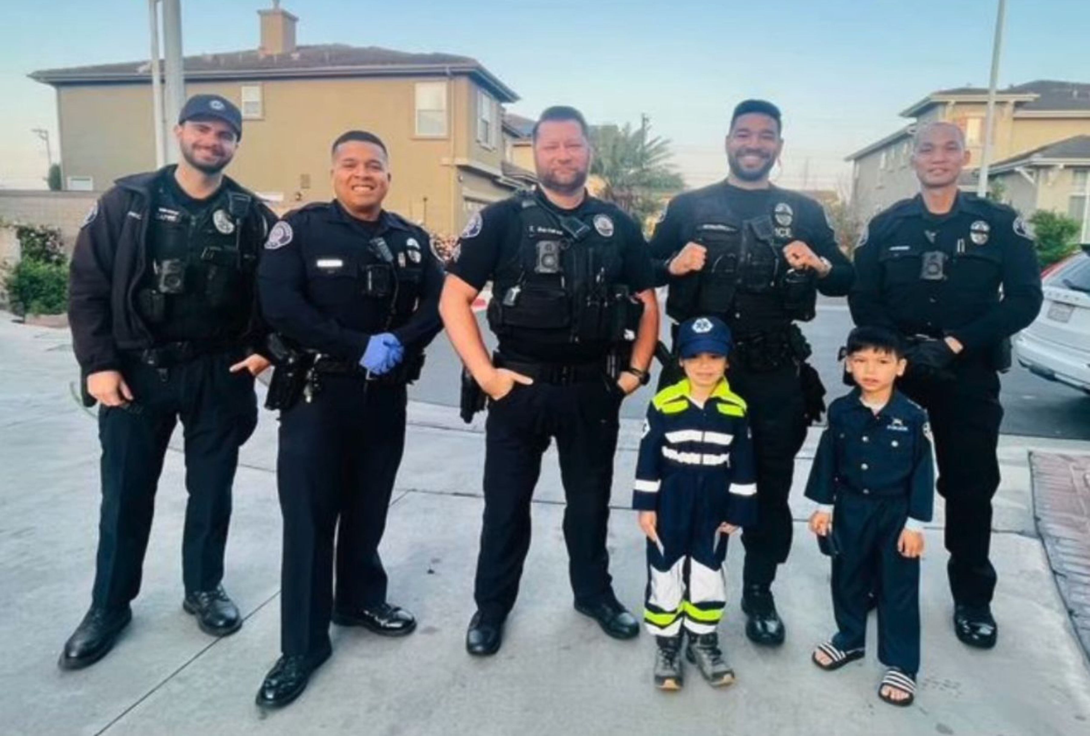 Oficiales posan para la foto con los residentes de la vivienda donde el sospechoso fue hallado y arrestado. | Crédito: Westminster Police Department
