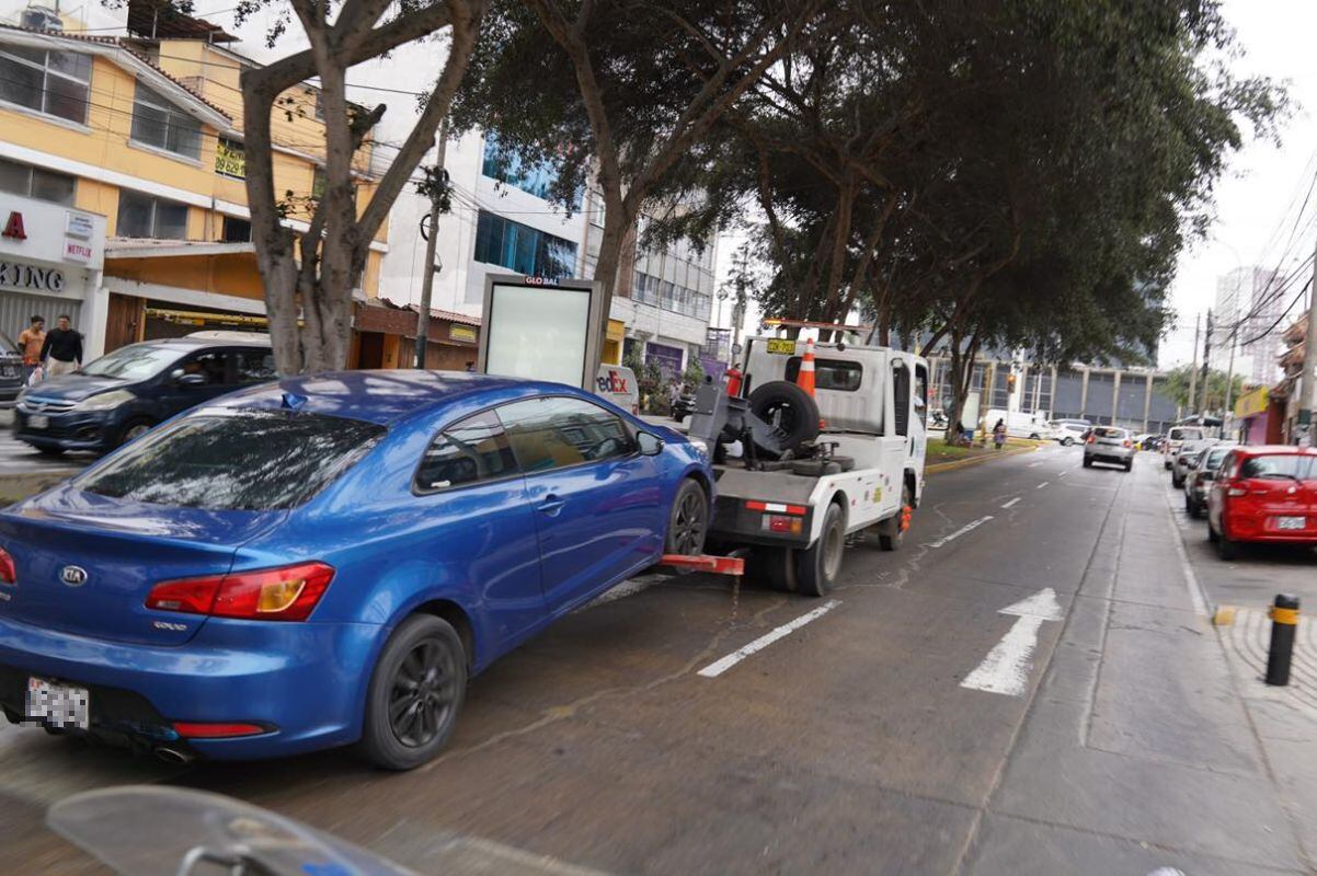 Remolque de vehículo en La Victoria. (Foto: Municipalidad de La Victoria/Facebook)