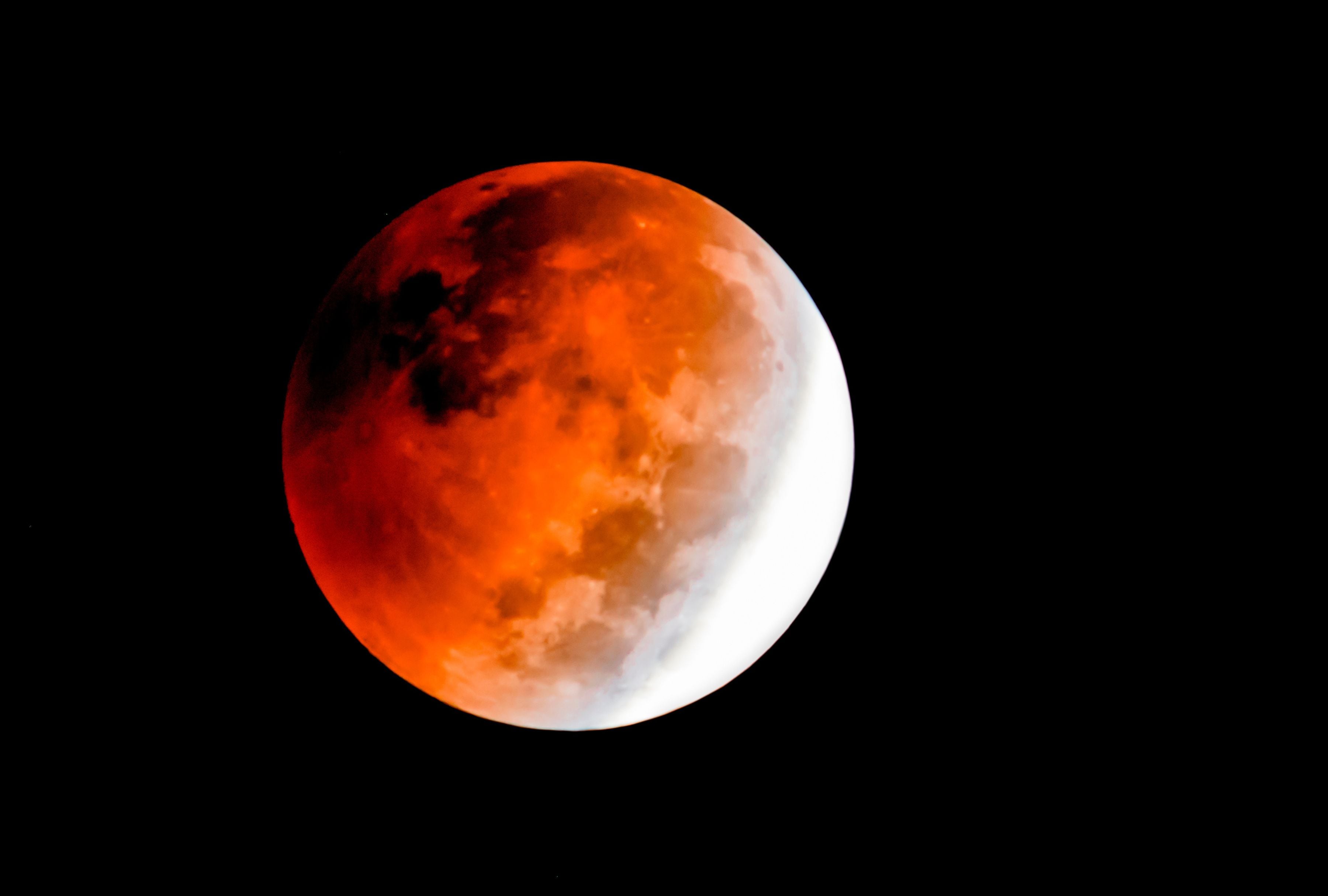 El eclipse lunar total coincide con la luna llena y será visible desde la mayor parte del continente americano. Será visto de forma parcial en el oeste de Europa y África. (Foto: win247/istock)