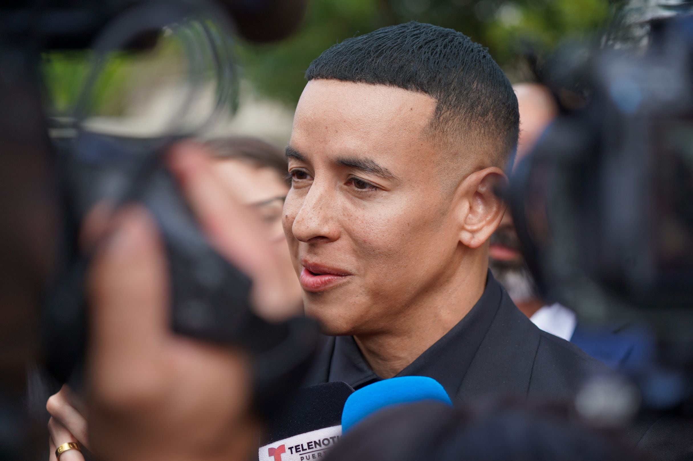 Al hablar de sus artistas favoritos, mencionó a Bad Bunny y Rauw Alejandro, pero evitó referirse a su padre, Daddy Yankee. | Crédito: Jaydee Lee Serrano / AFP