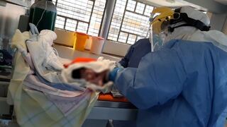 Puno: médicos realizan tercera cesárea de madre con COVID-19 en hospital regional