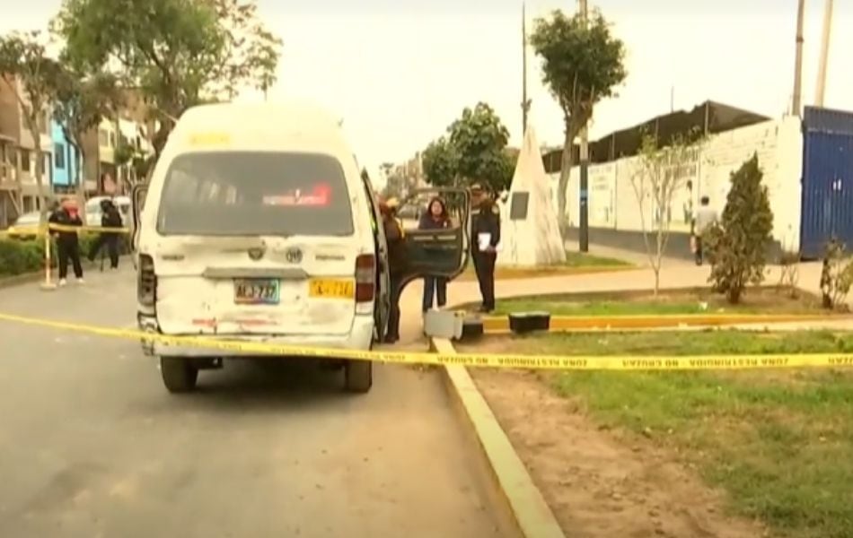 Un conductor de una combi fue atacado a balazos por delincuentes cuando estaba a punto de iniciar su recorrido. ( Foto: Captura de video / RPP)