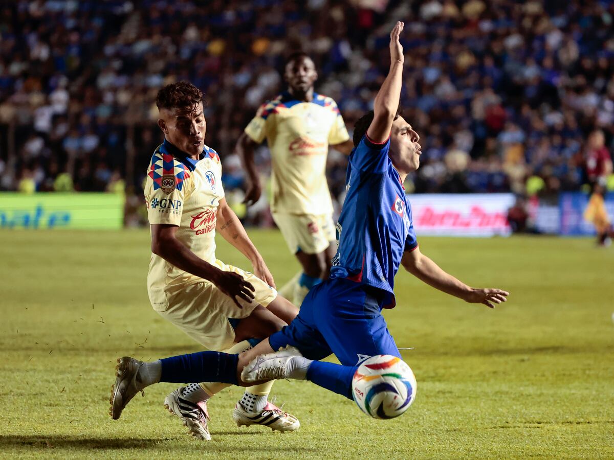 AME8419. CIUDAD DE MÉXICO (MÉXICO), 23/05/2024.- Lorenzo Faravelli (d) de Cruz Azul disputa el balón con Jonathan dos Santos de América este jueves, durante el partido de ida de la final del Torneo Clausura del fútbol mexicano realizado en el Estadio Ciudad de los Deportes en Ciudad de México. EFE/ José Méndez