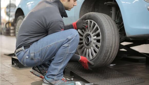 Un hombre cambiando un neumático de su coche. | Imagen referencial: Andrea Piacquadio / Pexels