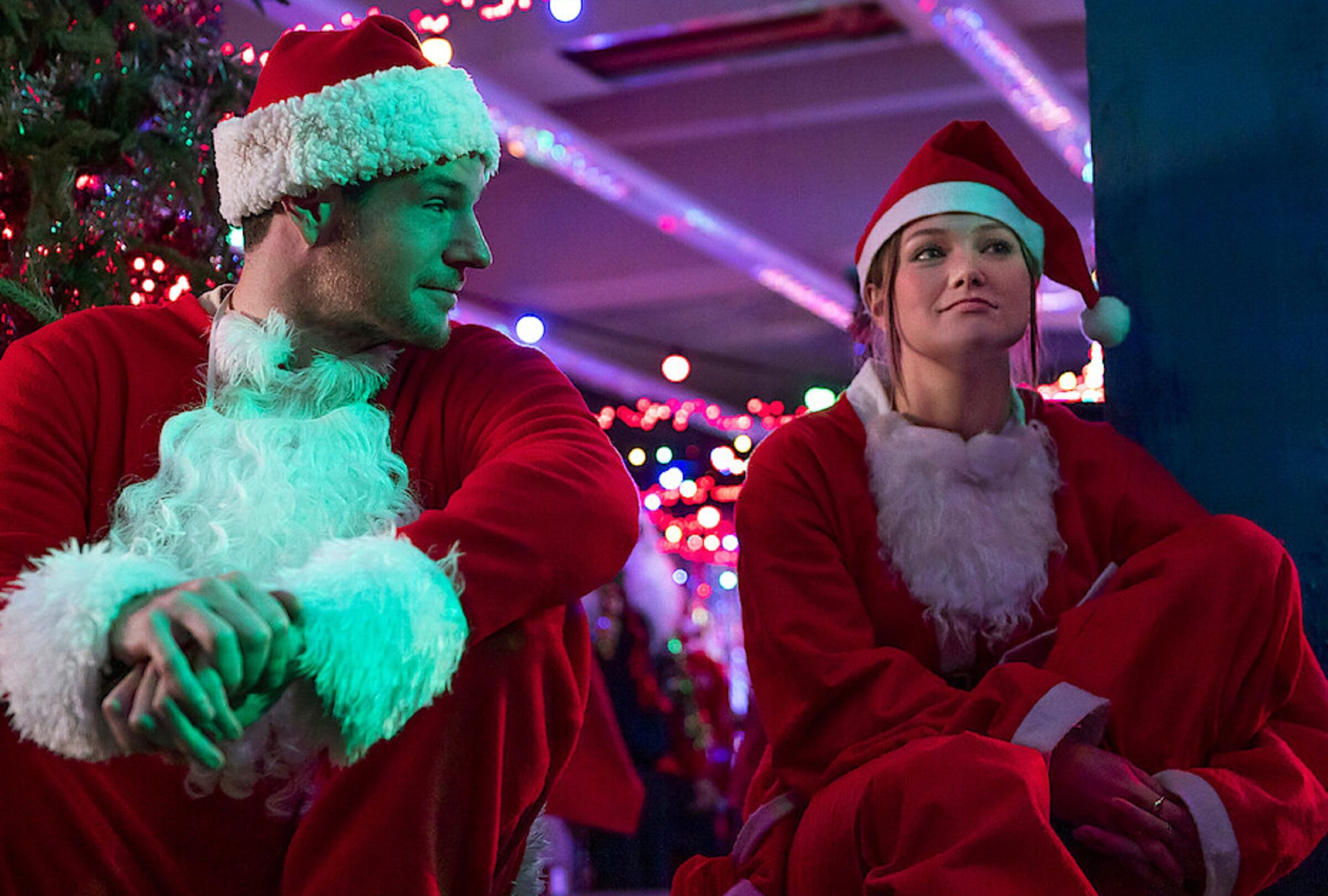 Nick O'Connor (Connor Swindells) se une a Sophie (Olivia Holt) en su plan de robo de la comedia romántica "Un robo muy navideño" (Foto: Netflix)