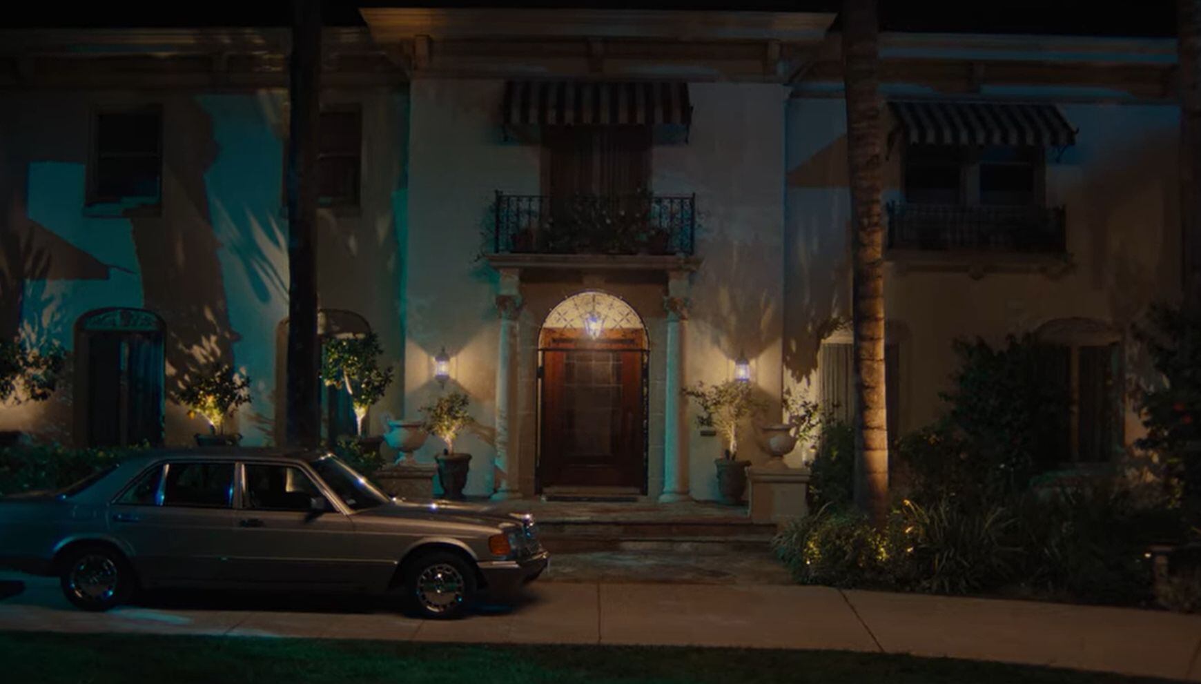 La fachada de la mansión de la familia Menendez que se muestra en "Monstruos: La historia de Lyle y Erik Menendez" (Foto: Netflix)