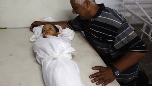 Un hombre palestino llora a su nieto, muerto en un ataque israelí contra un campamento para desplazados de Gaza, en un hospital de Rafah el 26 de mayo de 2024, en medio del conflicto en curso entre Israel y el grupo militante Hamas. (Foto de Eyad BABA / AFP)
