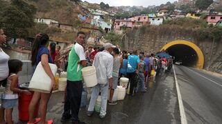En medio de apagones, venezolanos se abastecen con más velas y tanques de agua | FOTOS