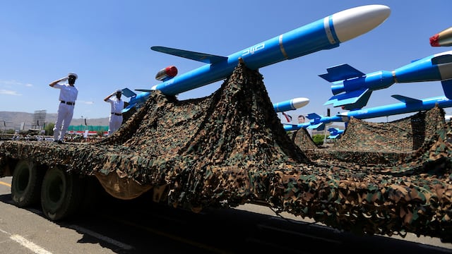 Rebeldes hutíes van en un portamisiles durante un desfile militar en Saná, capital de Yemen, el 21 de septiembre de 2023. (Foto de MOHAMMED HUWAIS / AFP).
