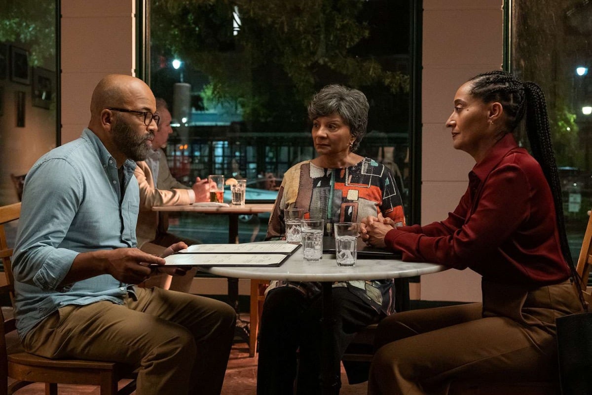 Jeffrey Wright, Leslie Uggams y Tracee Ellis Ross en escena de "American Fiction".