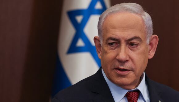 El primer ministro de Israel, Benjamin Netanyahu, encabeza la reunión semanal del gabinete en su oficina en Jerusalén el 10 de diciembre de 2023. (Foto de RONEN ZVULUN / POOL / AFP).
