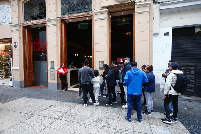 La celebración también incluyó almuerzos en grupo: los restaurantes del Cercado estuvieron llenos y muchos locales registraron colas afuera. Foto: Fernando Sangama / @photo.gec
