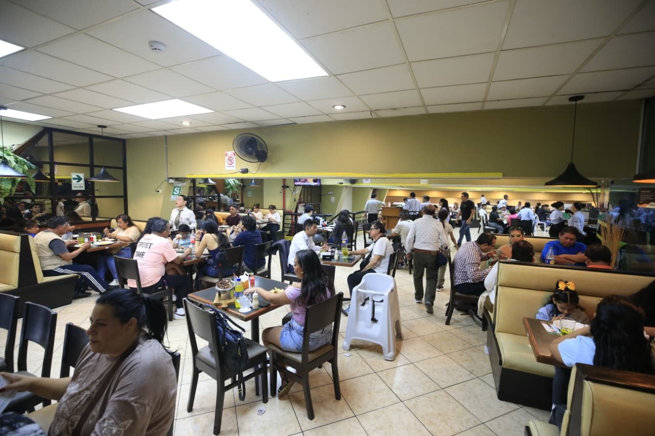 Decenas de familias abarrotaron las pollerías del Centro Histórico de Lima para degustar sus sabores como parte de las Fiestas Patrias | Foto: Cesar Bueno @photo.gec