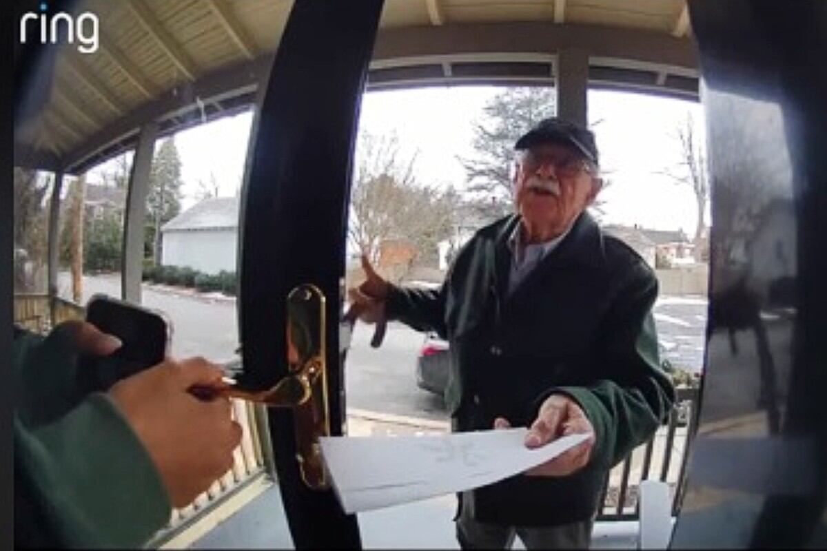 Doug Turner, el adulto mayor que se convirtió en una sensación viral al invitar a sus vecinos a su fiesta de cumpleaños. (Foto: @meeesher)