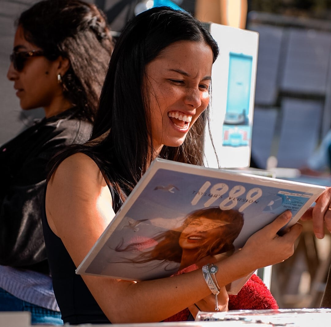 La sexta edición del Festival Internacional del Vinilo en Lima (FIV) contó con 2 tiendas extranjeras, 1 de Argentina y 1 de España. Tiendas de provincia y más de 40 de Lima (zona Quilca, sellos independientes y mercado de pulgas)